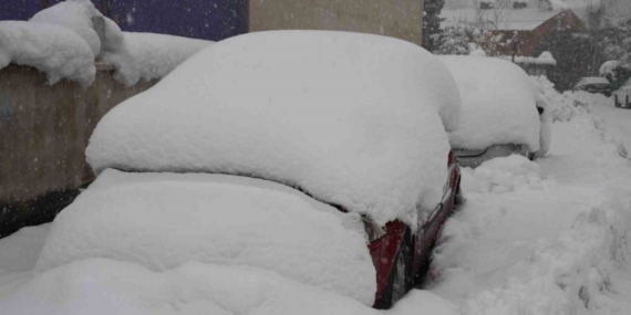 Şırnak’ta araçlar kar altında kayboldu