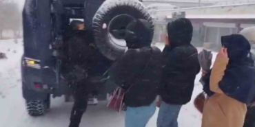 Şırnak’ta kar alarmı: Polis mahsur kalan vatandaşların yardımına koştu