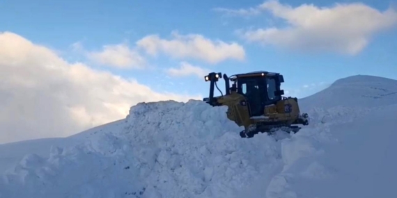 Şırnak’ta kar esareti devam ediyor, ekipler eksi 20 derecede çalışıyor