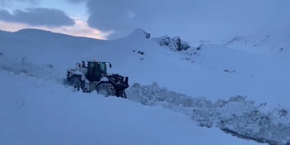 Şırnak’ta kar esareti, kapalı yolların açılması için çalışmalar sürüyor
