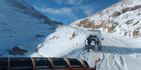 Şırnak’ta karda mahsur kalan 12 kişi 3 saatlik çalışmayla kurtarıldı