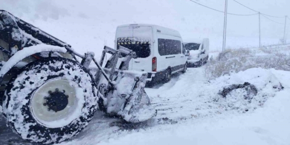 Şırnak’ta karda mahsur kalanlar için belediye ekipleri seferber oldu