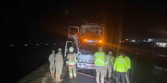 Şırnak’ta seyir halindeki tır alevlere teslim oldu