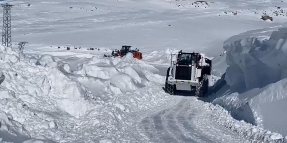 Şırnak’ta tipi, köy yollarını ulaşıma kapattı