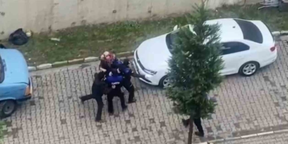 Site içinde karton istifleyen anne ve oğlu zabıtalara saldırdı