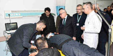 Sivas Valisi, servis kazasında yaralanan öğrencileri ziyaret etti