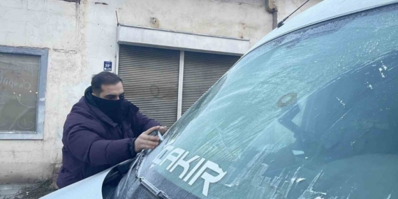 Sivas yine şaşırtmadı, buz kesen kentte cam kazıma mesaisi başladı