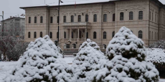 Sivas’ta beklenen kar yağdı, Tarihi Kent Meydanı beyaza büründü