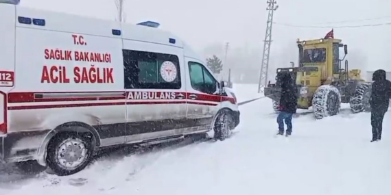 Sivas’ta hamile kadın rahatsızlandı, kapanan yolu açmak için ekipler seferber oldu
