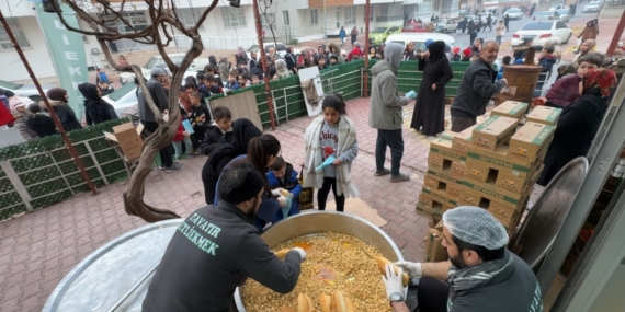 "Şivlilik" diye gelen çocuklara tantuni ikram ettiler