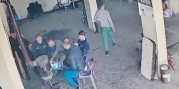 Sobaya dökülen mazot bomba gibi patladı, çırak yaralandı