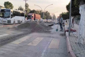 Soğuk havada ısınmak için kürekle halay çeken işçiler ilgi odağı oldu