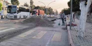 Soğuk havada ısınmak için kürekle halay çeken işçiler ilgi odağı oldu