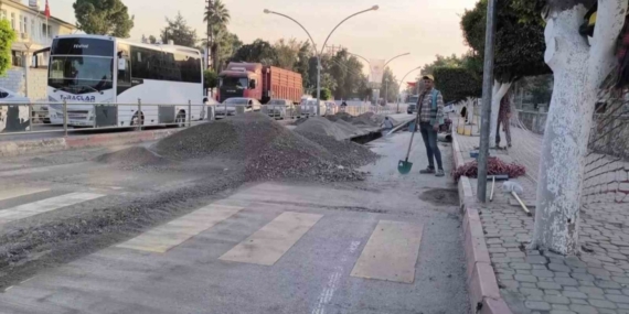 Soğuk havada ısınmak için kürekle halay çeken işçiler ilgi odağı oldu