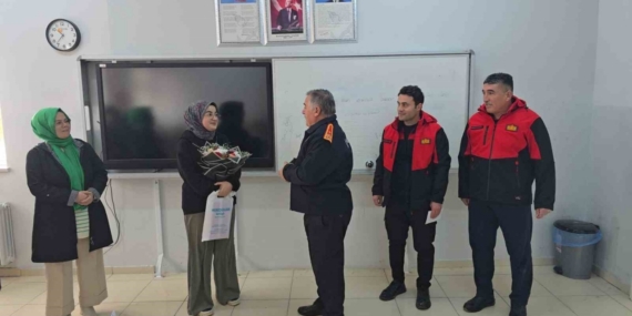 Sorgun Belediyesi İtfaiyesi, kendilerine mektup yazan Belinay’a okulunda sürpriz yaptı