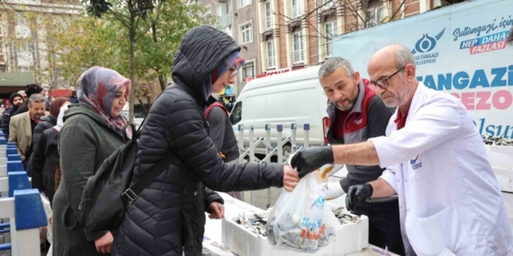 Sultangazi Belediyesi’nden ücretsiz balık dağıtımı