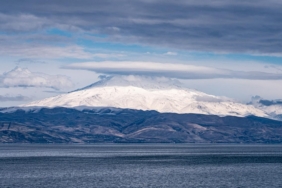 Süphan Dağı’nın zirvesinde mercek bulutu oluştu