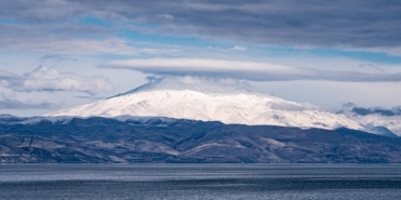 Süphan Dağı’nın zirvesinde mercek bulutu oluştu