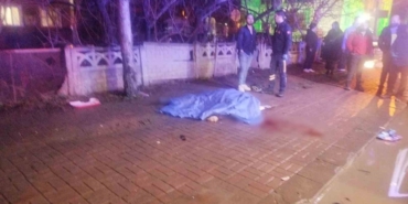 Süratli otomobilin çarptığı elektrikli bisiklet sürücüsü kadın hayatını kaybetti