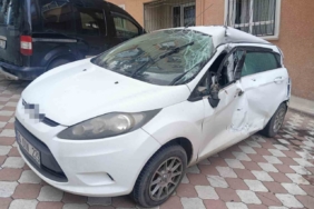 Sürücüsünün kontrolünü kaybettiği tır park halindeki 4 otomobile çarptı