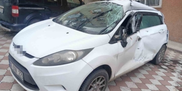 Sürücüsünün kontrolünü kaybettiği tır park halindeki 4 otomobile çarptı