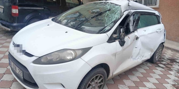 Sürücüsünün kontrolünü kaybettiği tır park halindeki 4 otomobile çarptı