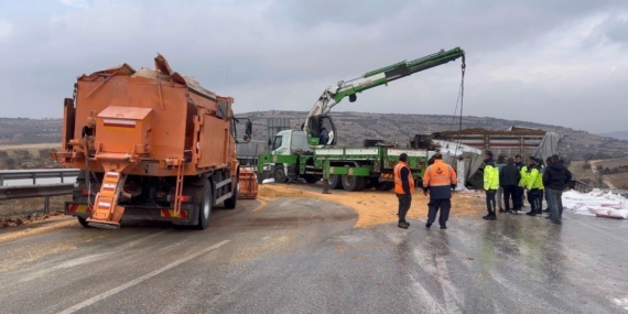TAG Otoyolu’nda yanan tırlar kaldırıldı, yol trafiğe açıldı
