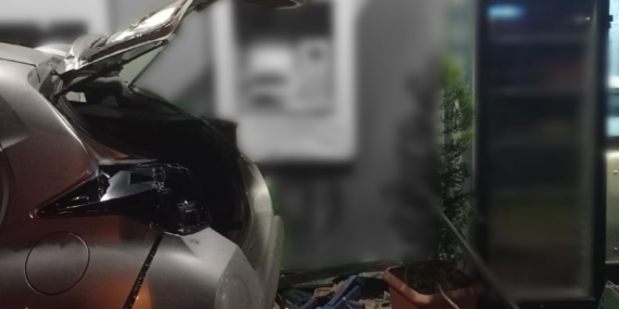 Takla atan araç banka şubesine çarparak durabildi: 2 yaralı