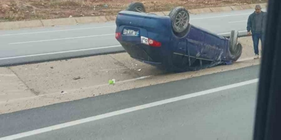 Takla atan otomobil refüje düştü: 2 yaralı