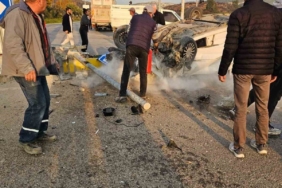 Takla atarak hurdaya dönen araçta gelin ve kaynana yaralandı