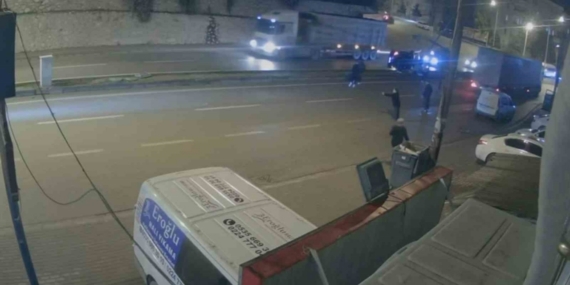 Takla atıp direğe çarpan otomobilin kaza anı kamerada: 3 yaralı