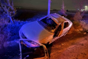 Taklalar atarak şarampole yuvarlanan aracın sürücüsü kazayı hafif sıyrıklarla atlattı