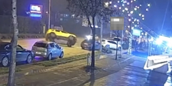 Taksi park halindeki otomobile çarpıp takla attı