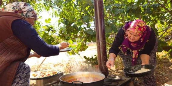 Tarhana kokusu sokağı doldurdu