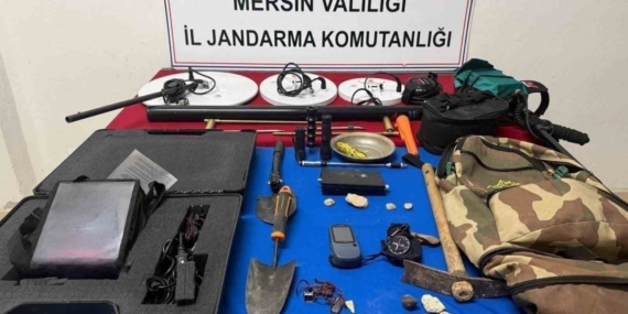 Tarihi eser peşindeki defineciler jandarmaya takıldı