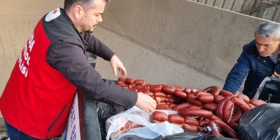 Tarihi geçmiş 850 kilogram sucuk ele geçirildi