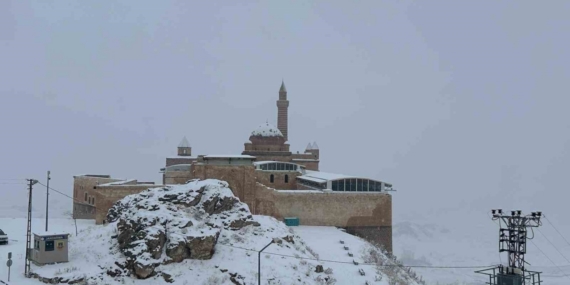 Tarihi İshak Paşa Sarayı beyaza büründü