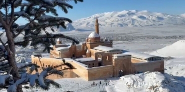 Tarihi İshak Paşa Sarayı’nda kış güzelliği büyülüyor