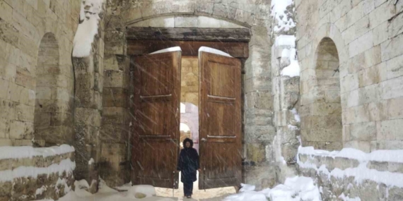 Tarihi meydan "beyaz gelinliğini" giydi