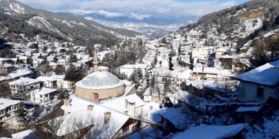 Tarihi osmanlı kasabasında kış güzelliği