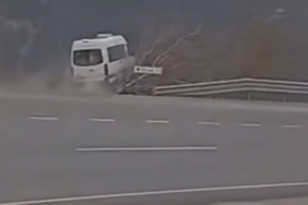 Tarım işçilerini taşıyan minibüsün şarampole uçtuğu kaza kamerada