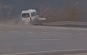 Tarım işçilerini taşıyan minibüsün şarampole uçtuğu kaza kamerada