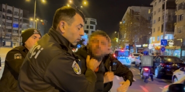 Tartıştığı gencin başında içki şişesini kırdı