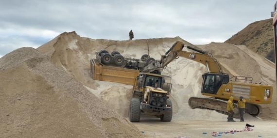 Taş ocağında kamyon devrildi, sürücüsü hayatını kaybetti