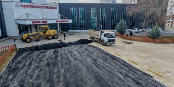 Taşköprü Belediyesi hastane otoparkını sıcak asfaltla buluşturdu