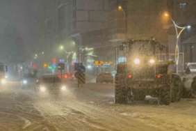 Tatvan’da 15 köy yolu ulaşıma kapadı: Merkezde kar kalınlığı 50 santimetreye ulaştı