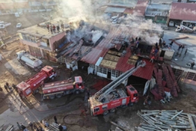 Tatvan’da kereste dükkanında yangın