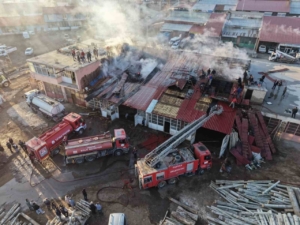 Tatvan’da kereste dükkanında yangın