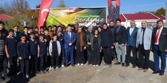 Tatvan’da okul bahçeleri fidanlarla yeşilleniyor