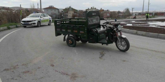 Tavşanlı’da elektrikli motosiklet devrildi: 4 yaralı